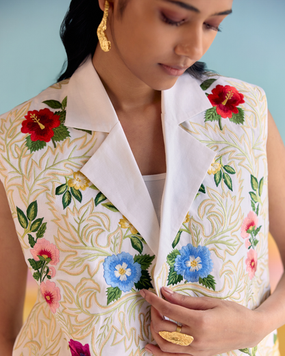 WHITE GARDEN BLOOM WAISTCOAT